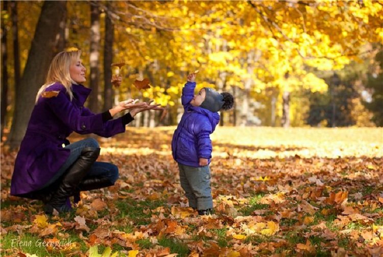 Мама гуляет в парке. Прогулка в парке с детьми. Прогулка в осеннем парке. Осенняя прогулка с малышом. Дети на прогулке.