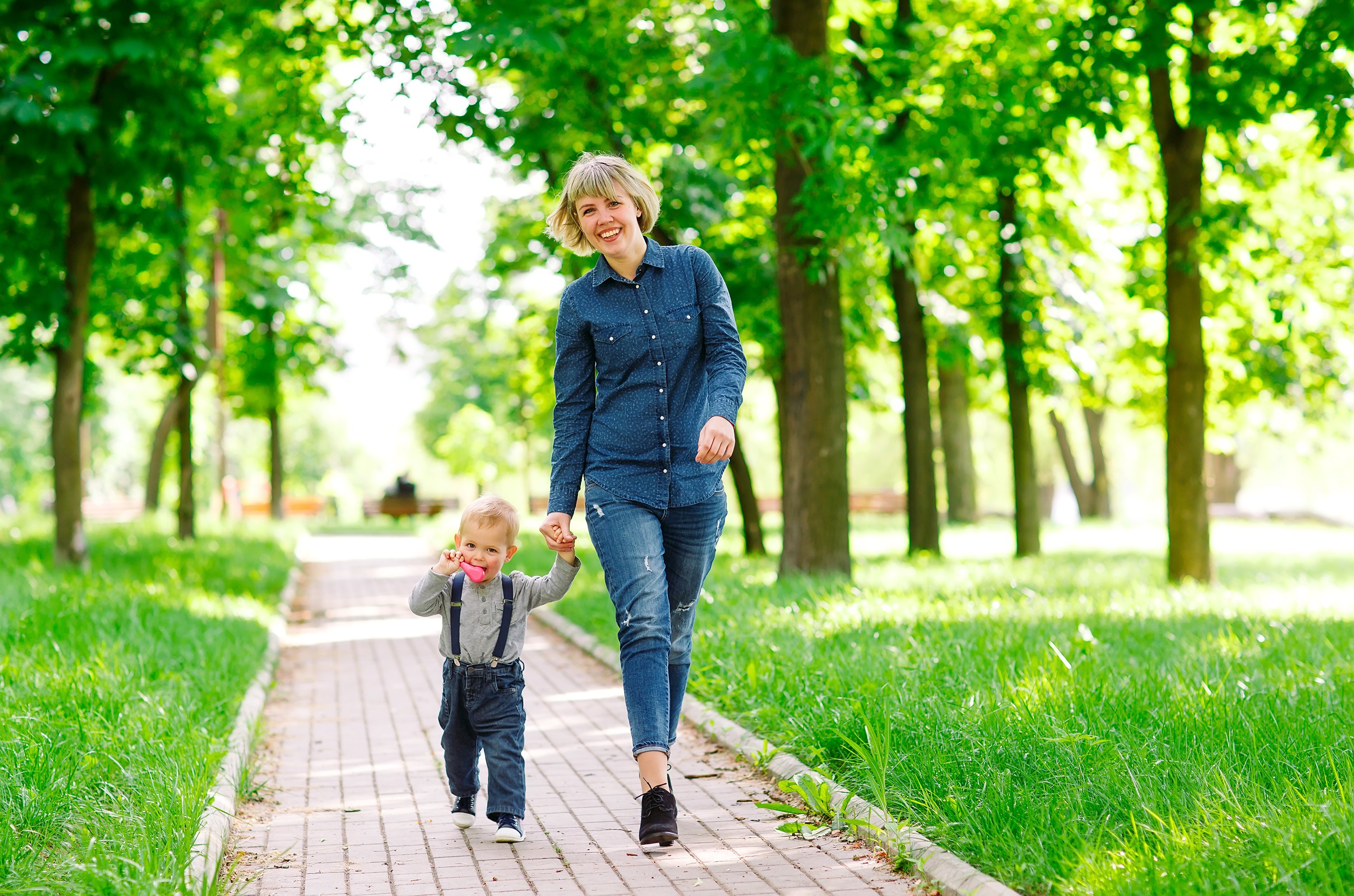 Мама гуляет в парке. Дети на прогулке. Прогулкв на улице с ребе. Мама с ребенком на прогулке. Rebyonok.na progulke.