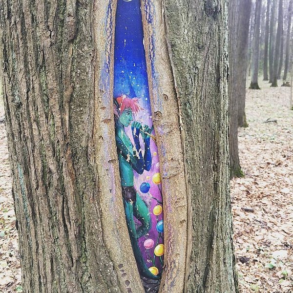 Раскрашенные деревья в Измайловском парке