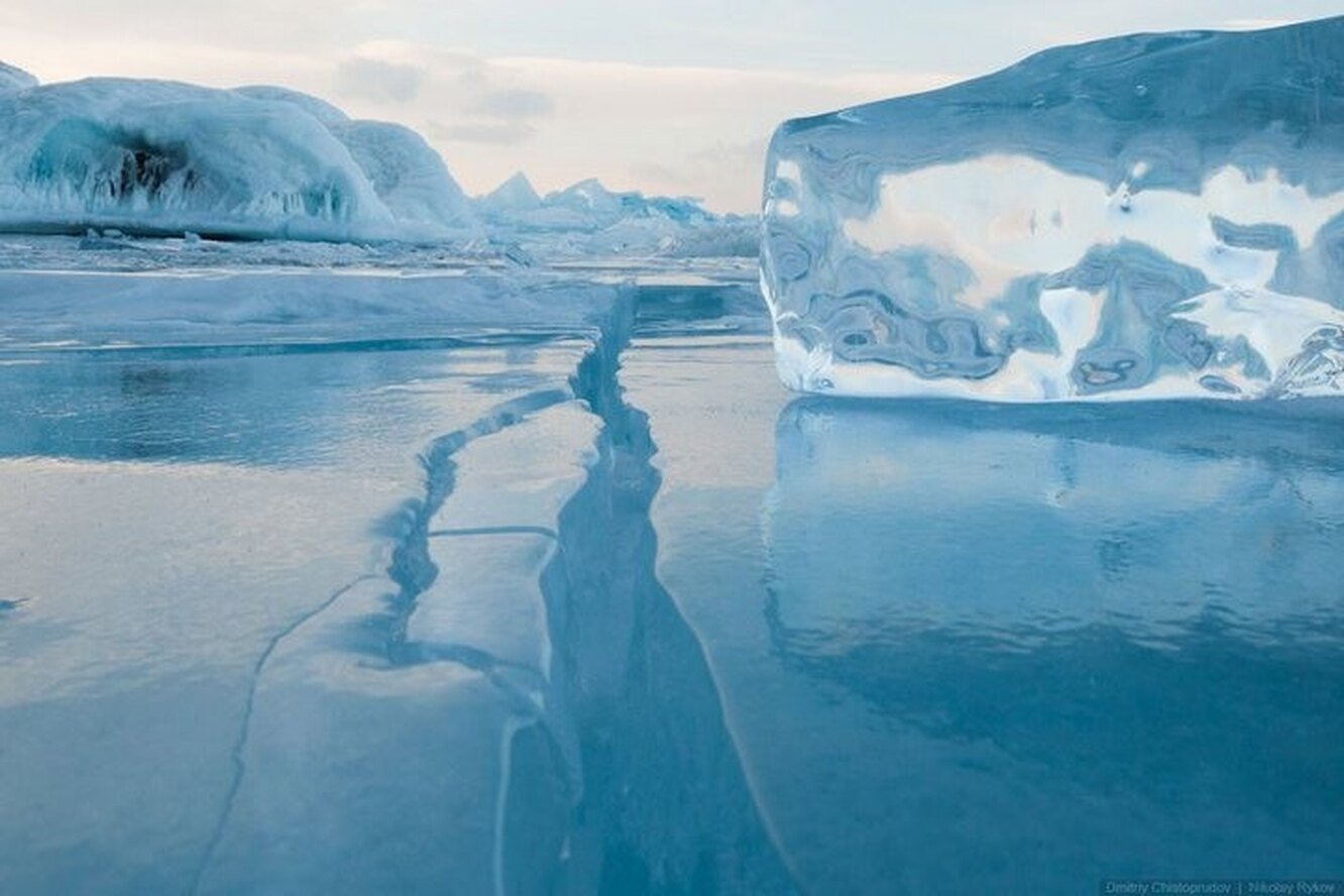 Трещины воды. Озеро Восток в Антарктиде. Подледное озеро в Антарктиде. Ледяные сопки Байкала. Озеро Восток озёра Антарктиды.