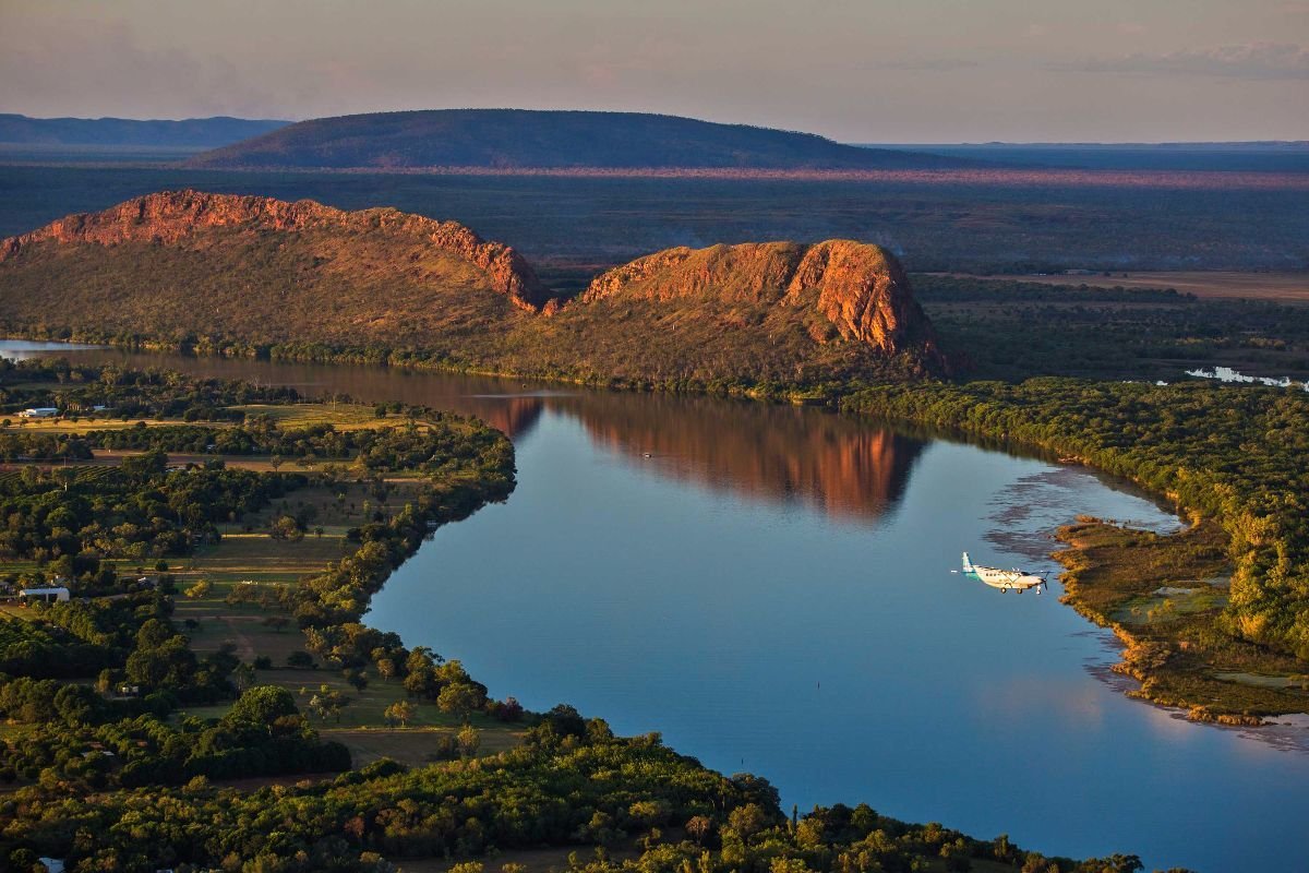 Озера австралии в основном. Озеро Эйр в Австралии. Река Эйр Норт. Эйр река в Австралии. Кэтлин Спрингс Австралия.