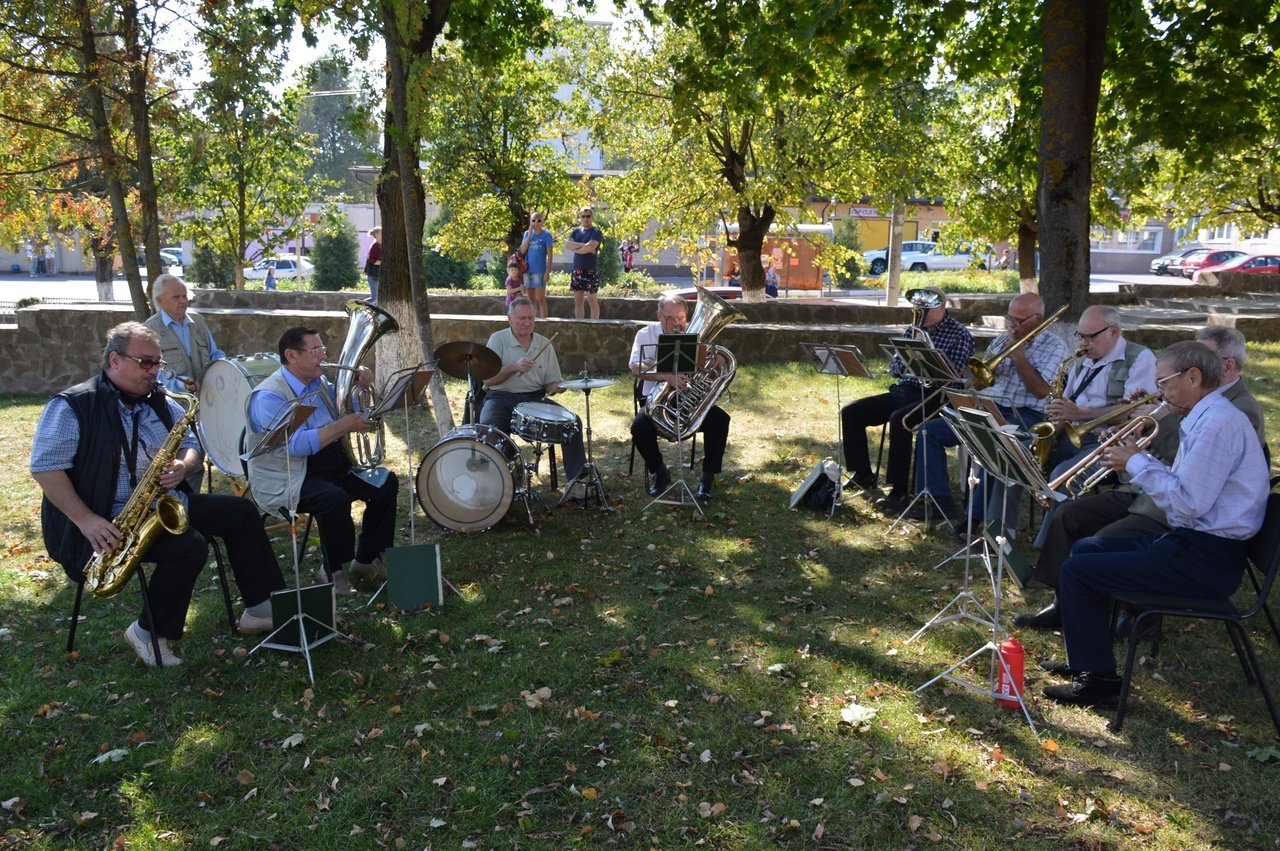 Песня играет духовой оркестр в городском. Духовой оркестр в парке. Духовой оркестр на улице. Беседка духовой оркестр в парке.