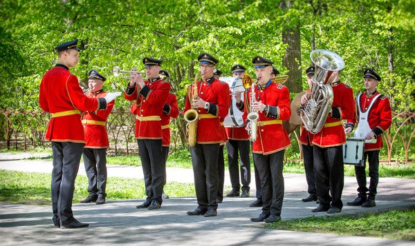 Духовой оркестр в саду