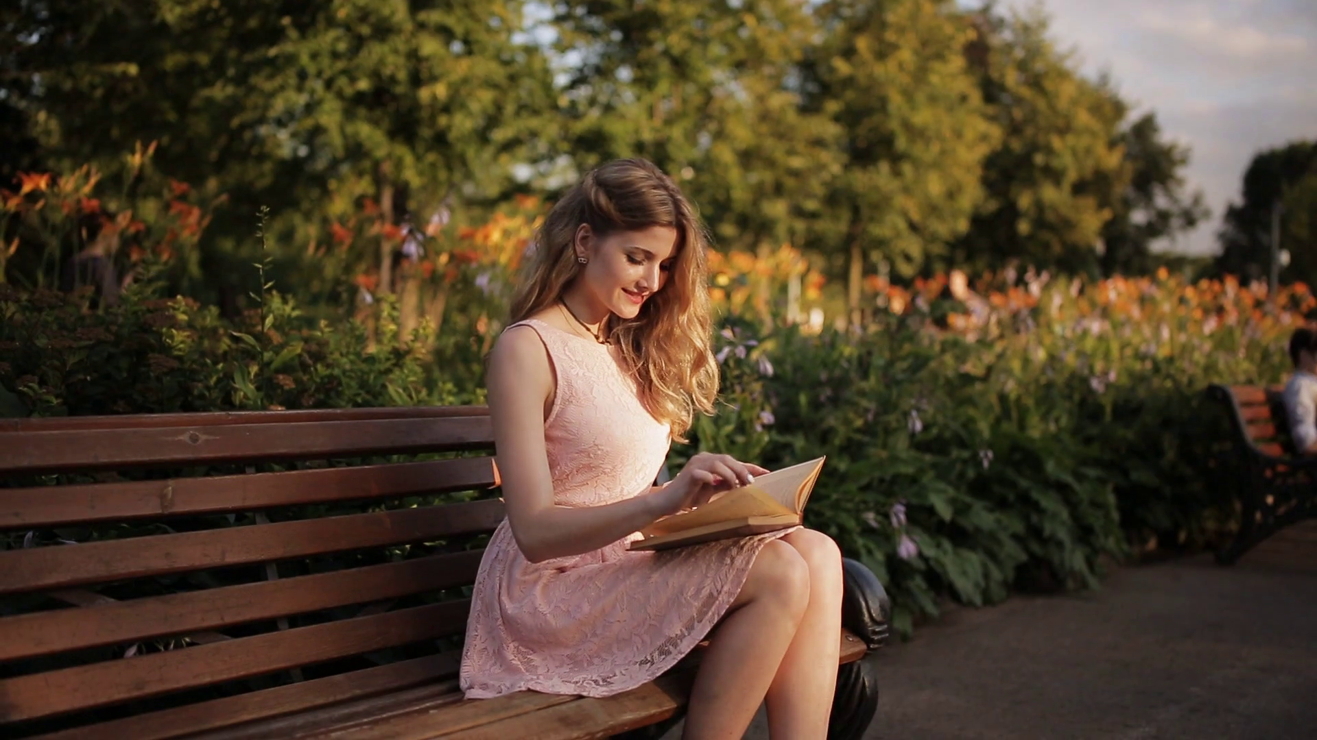 Сидящая женщина с книгой. Девушка с книжкой на скамейке. Девушка на лавочке с книжкой. Женщина читает на скамейке в парке. Фотосессия с книгой в парке летом.