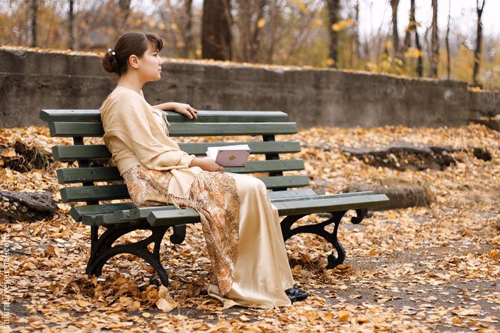 Сидящая женщина с книгой. Фотосессия на скамейке. Женщина на скамейке. Женщина сидит на лавочке. Девушка на скамейке в парке.