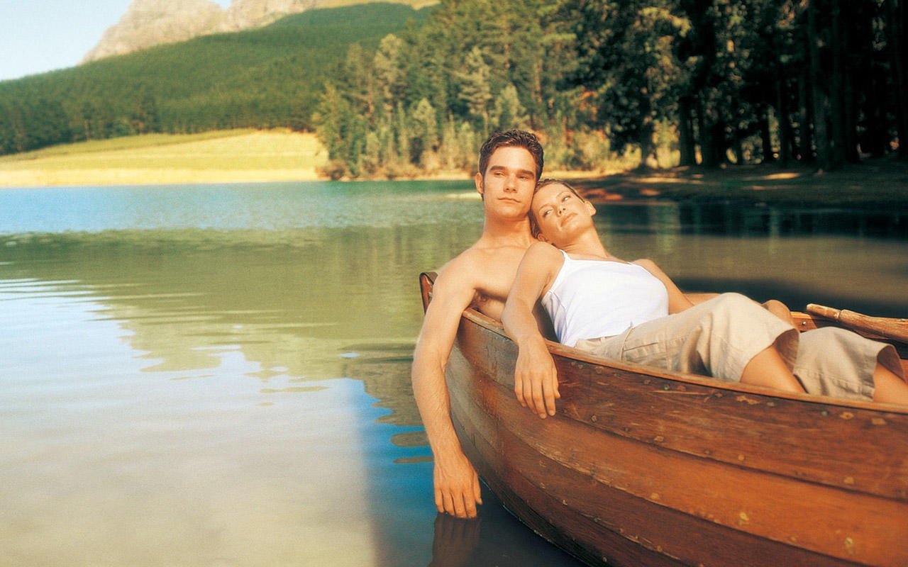 Пары купаются. Двое в лодке. Влюбленные на речке. Фотосессия в лодке. Мужчина и женщина в лодке.