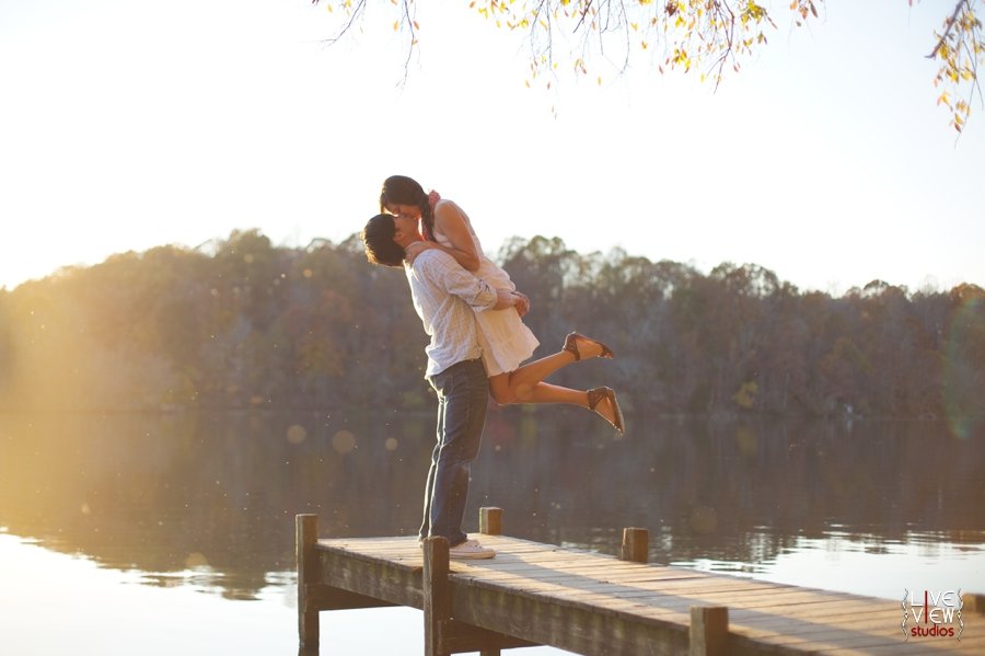 Love toning. Влюбленные на мосту. Пара влюбленных на озере. Фотосессия на мостике у реки. Лав стори на озере.