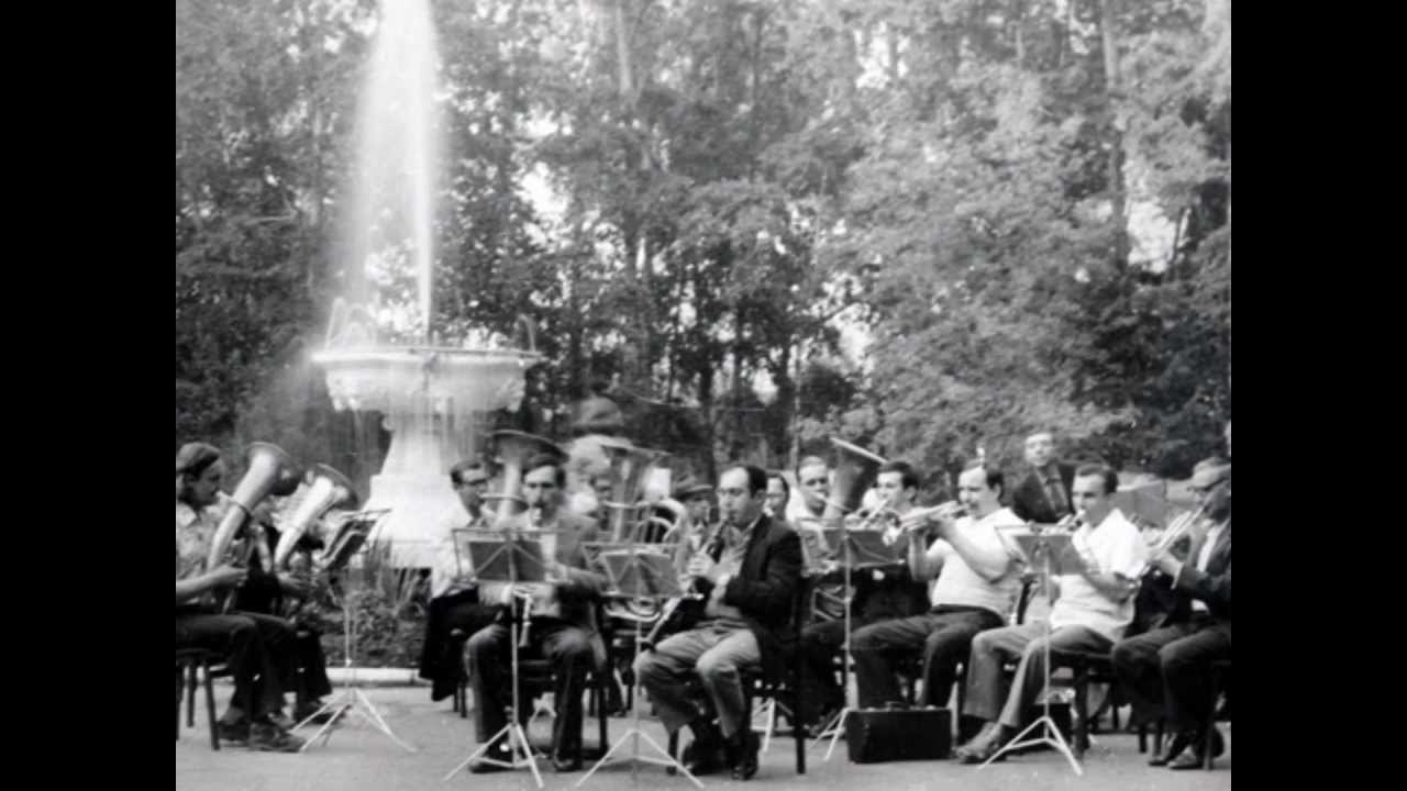 Песня играет духовой оркестр в городском. Духовой оркестр парк 1941. В городском саду Фатьянов. Советский оркестр в парке. Оркестры в парках.