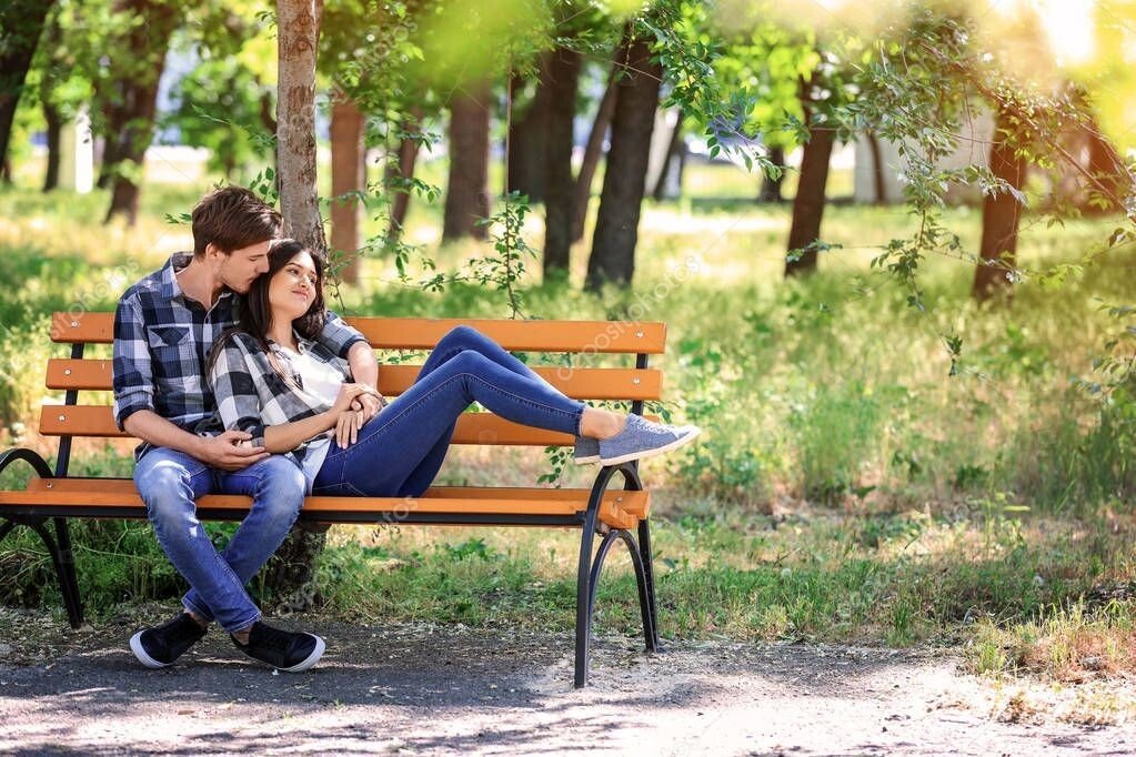 Русские девушки сидит лицо парень. Пара обнимается на скамейке. Парень с девушкой на скамейке. Пара сидит в парке на лавочке. Парень с девушкой в парке на лавочке.