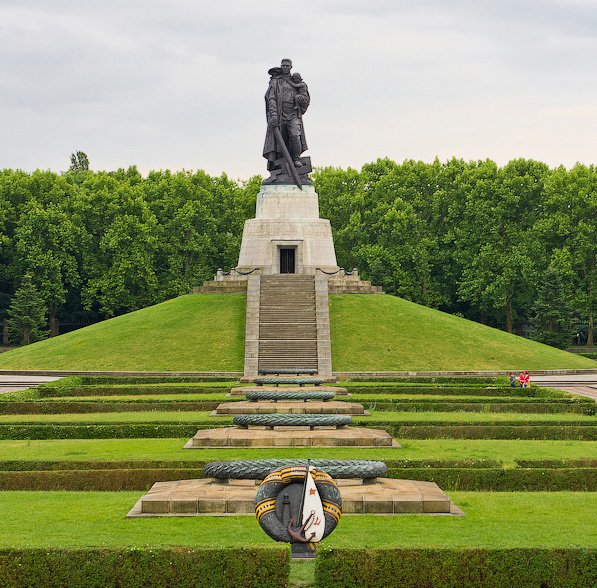 Вучетич. «Воин-освободитель». Трептов-парк, Берлин