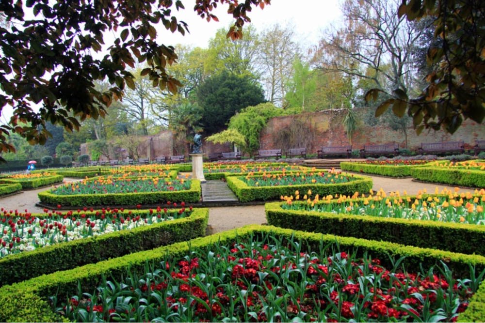 Зеленый лондон. Холланд парк Лондон. Грин парк Лондон. Холланд-парк голландский сад. Холланд парк Лондон фото.