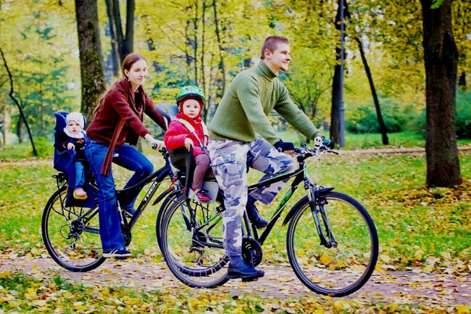 Велосемья. Велосипеды для всей семьи. Семья на велосипедах. Прогулка на велосипеде. Велопрогулка с детьми.