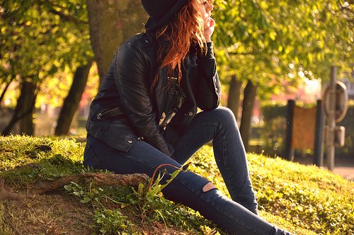 Девушка осенью с боку