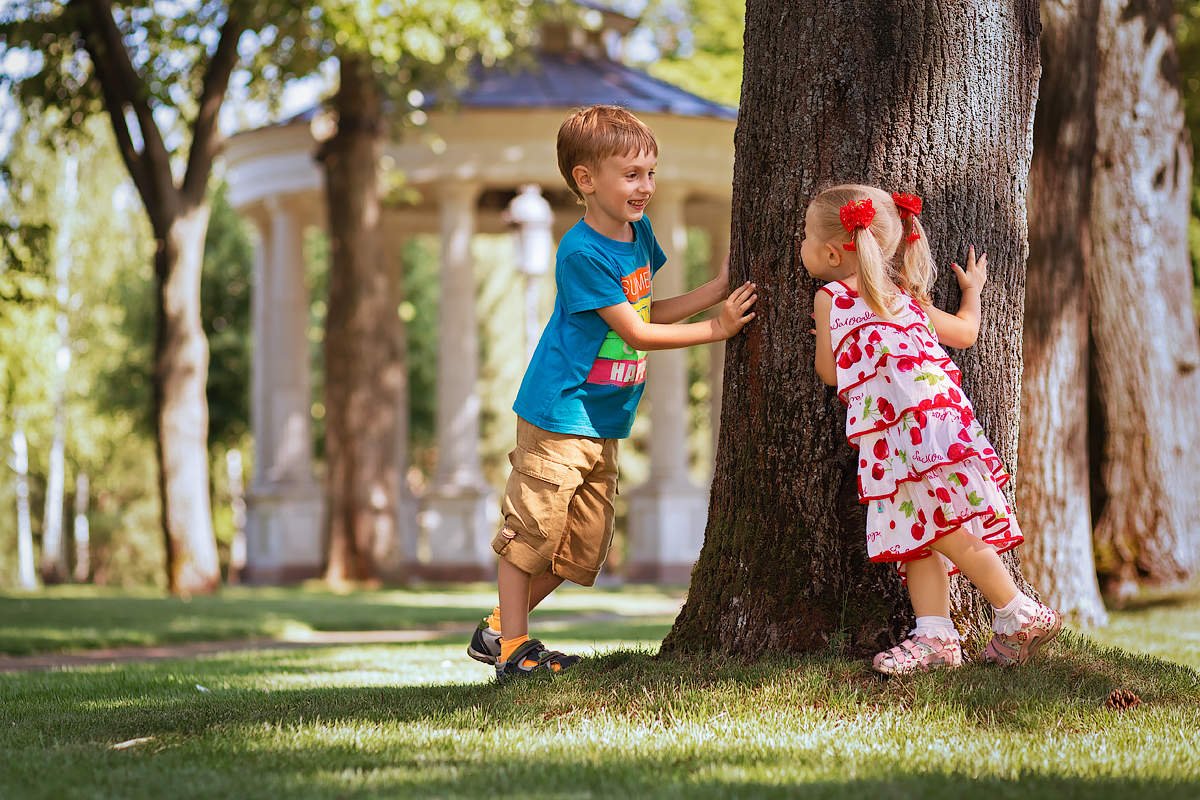 Учим гулять. Дети в парке. Прогулки в парках. Дети на летней прогулке. Прогулка в парке с детьми.