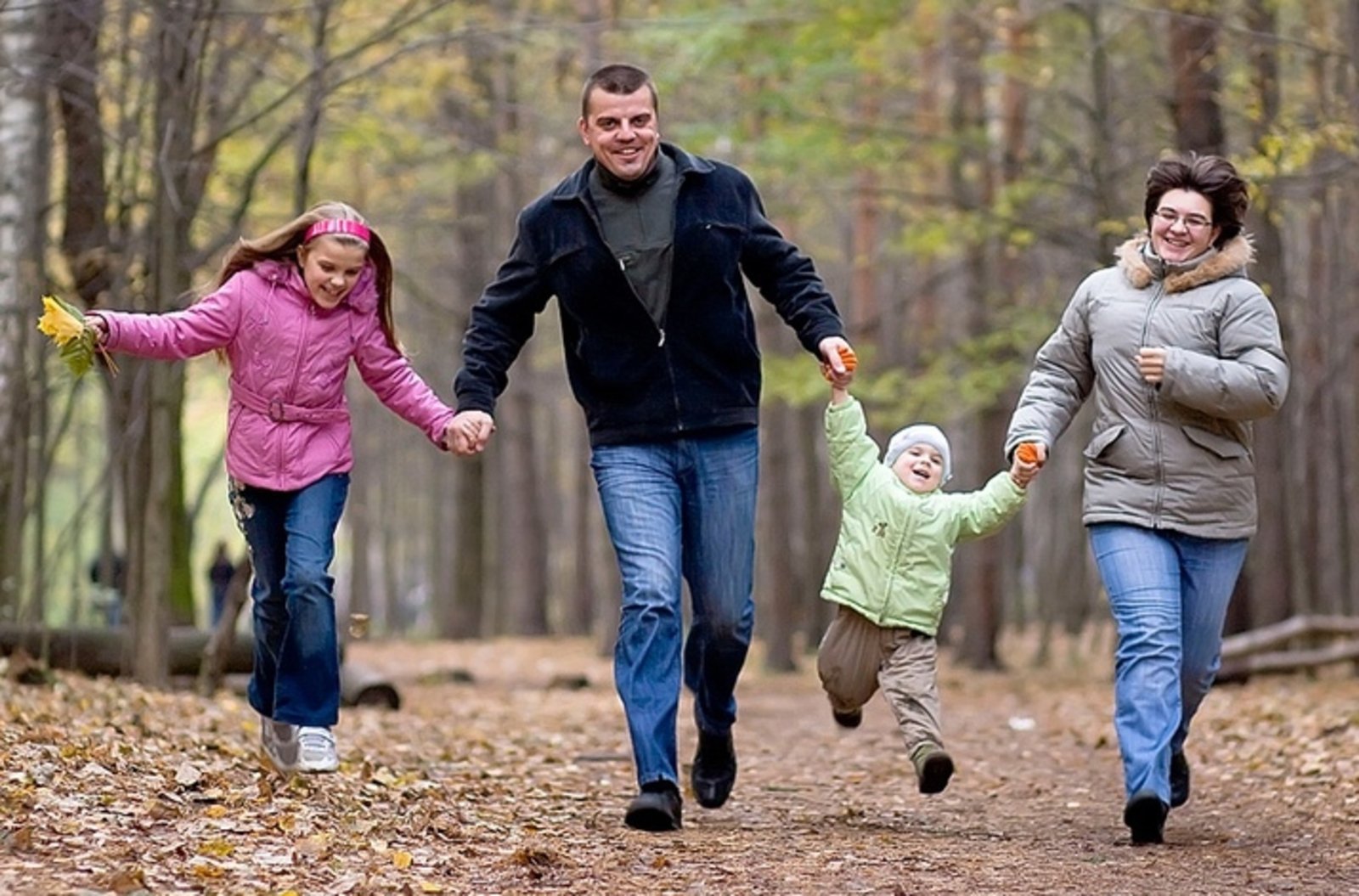Семья выходит только по вторникам. Семья на прогулке. Прогулки на свежем воздухе. Прогулки на свежем воздухе для детей. Дети с родителями на прогулке.
