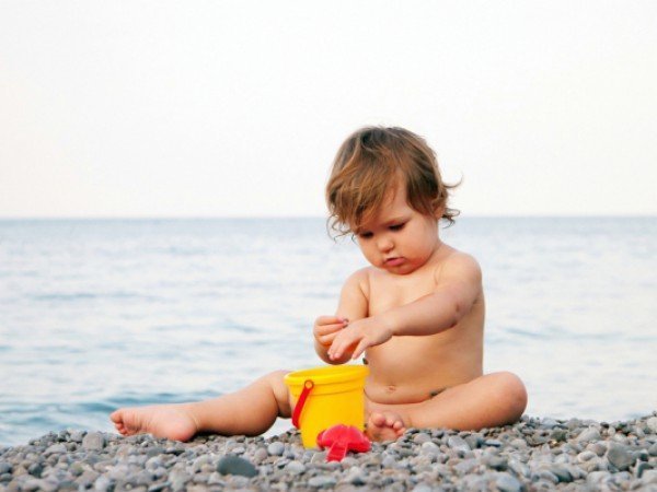 Малыш на пляже галька