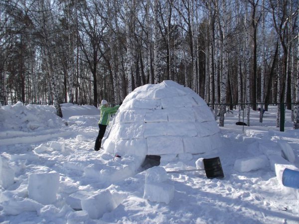 Снежная база из снега