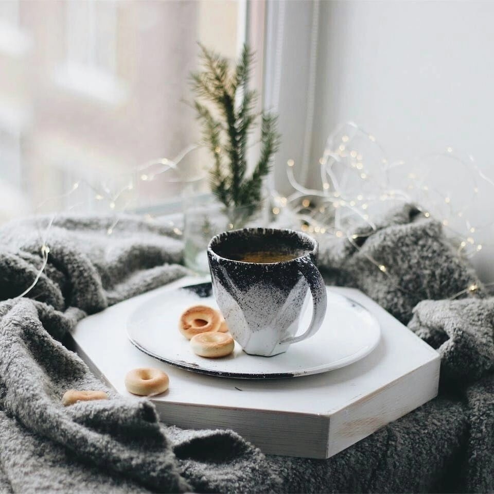 Доброе утро красивый снег. Доброе Снежное утро. Чашка кофе на снегу. Зимнее утро кофе. Доброе морозное утро стильные.