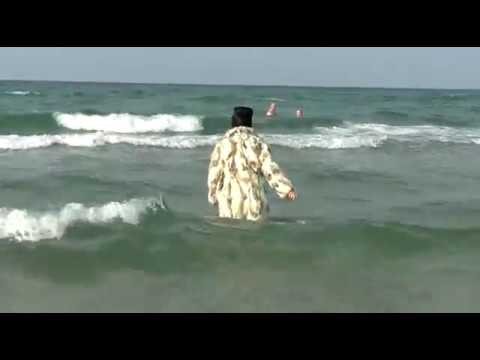 В шубе на море