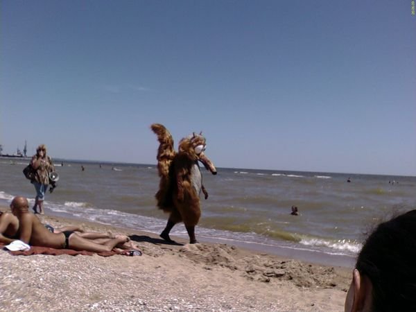 В шубе на пляже летом