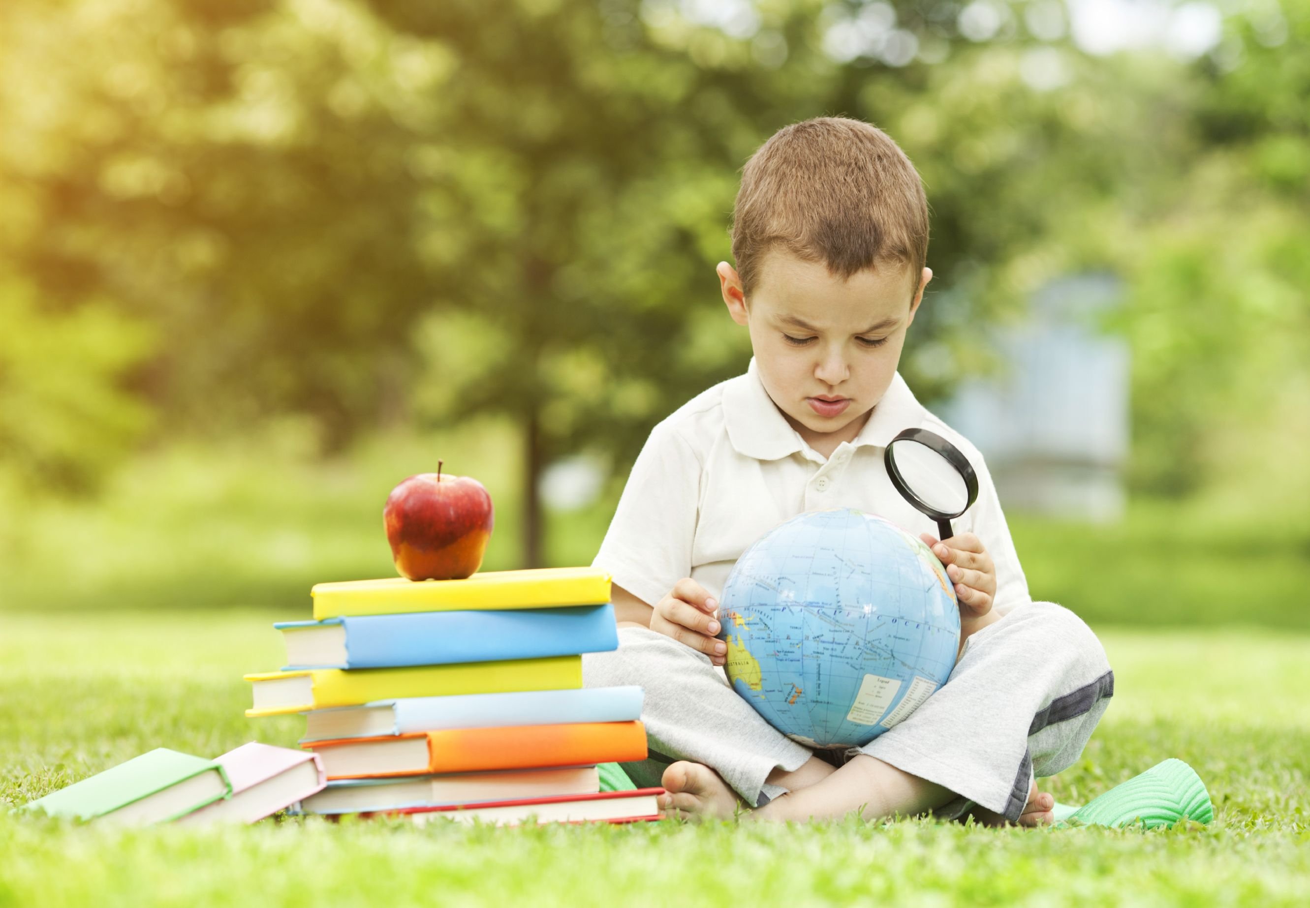 Чтение расширяет кругозор. Ребенок познает мир. Интересы ребенка. Ребенок изучает мир. Любознательный ребенок.