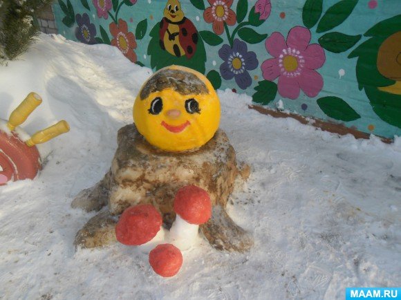 Сказочные герои из снега в детском саду