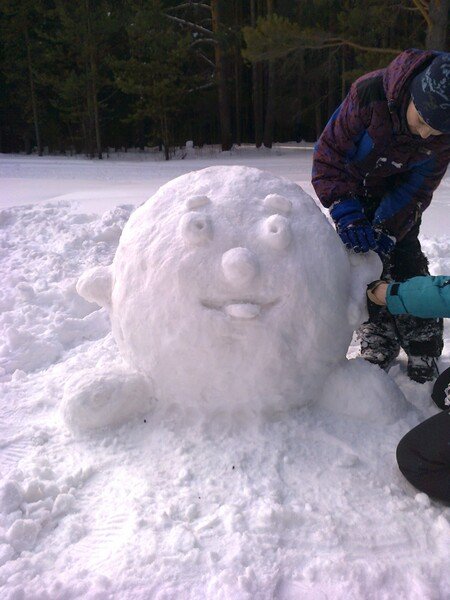 Фигуры из снега Колобок