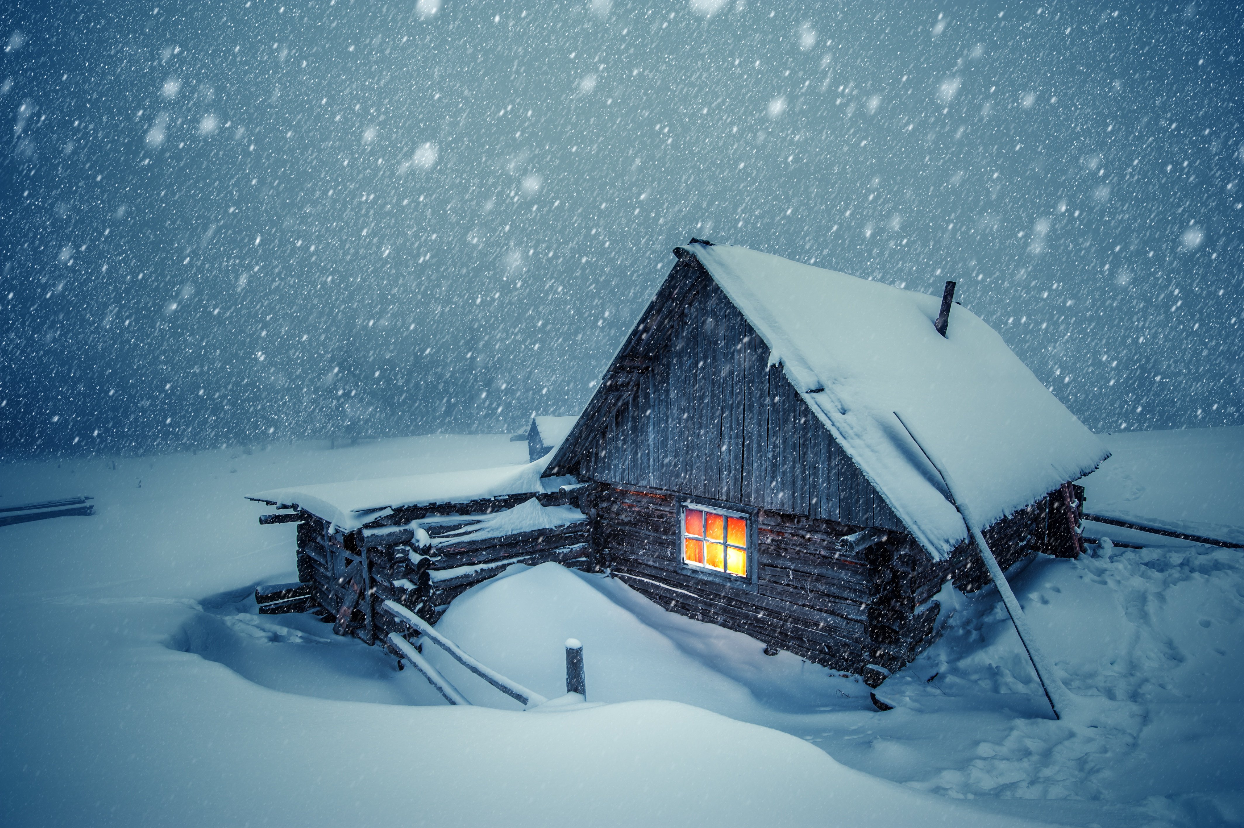 Снегом укрыты дома. Изба зимой. Зимний домик. Заснеженный домик. Зима в деревне.