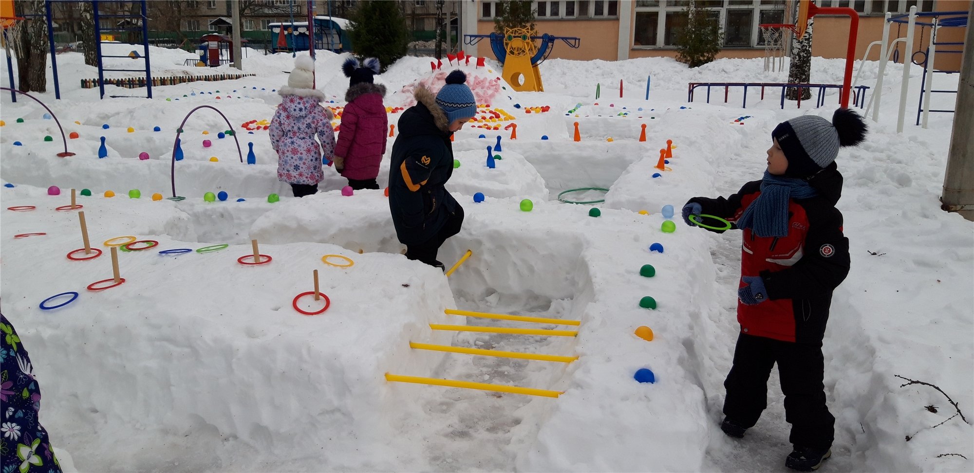 Детский сад снежок. Зимние постройки на участке детского сада. Постройки из снега в детском саду. Постройки на зимнем участке в ДОУ. Снежные постройки на участке детского.