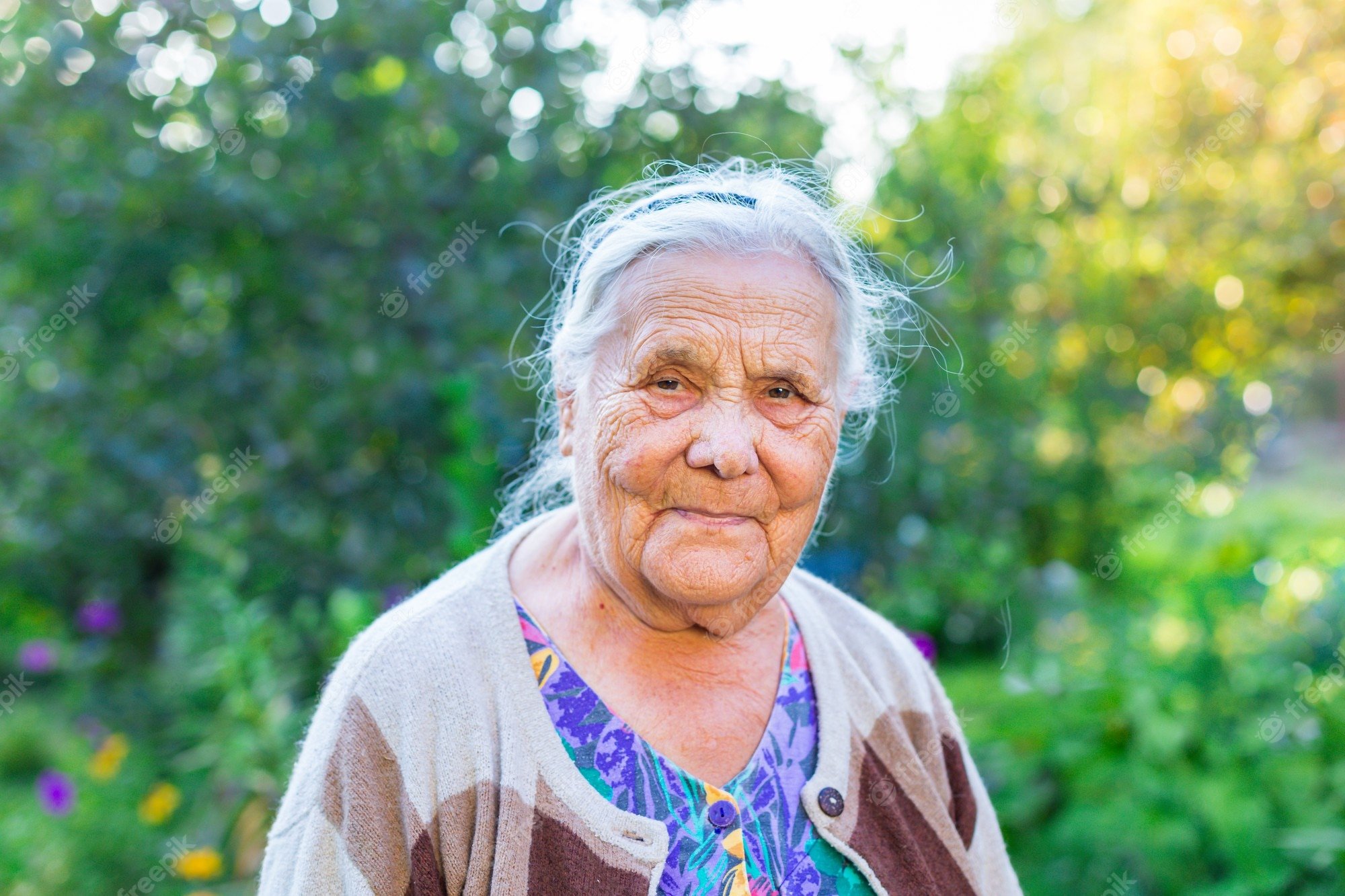 Бабушка полное видео. Бабушка фотопортрет. Лицо бабушки. 90 Летние люди. Морщинистая женщина.