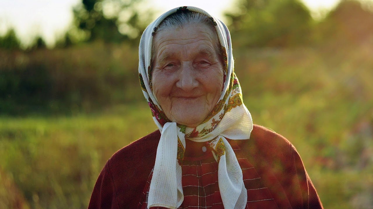 Старый мамочка русская. Пожилая женщина в платочке. Старушка в платочке. Старушка в платке. Бабуля в платке.