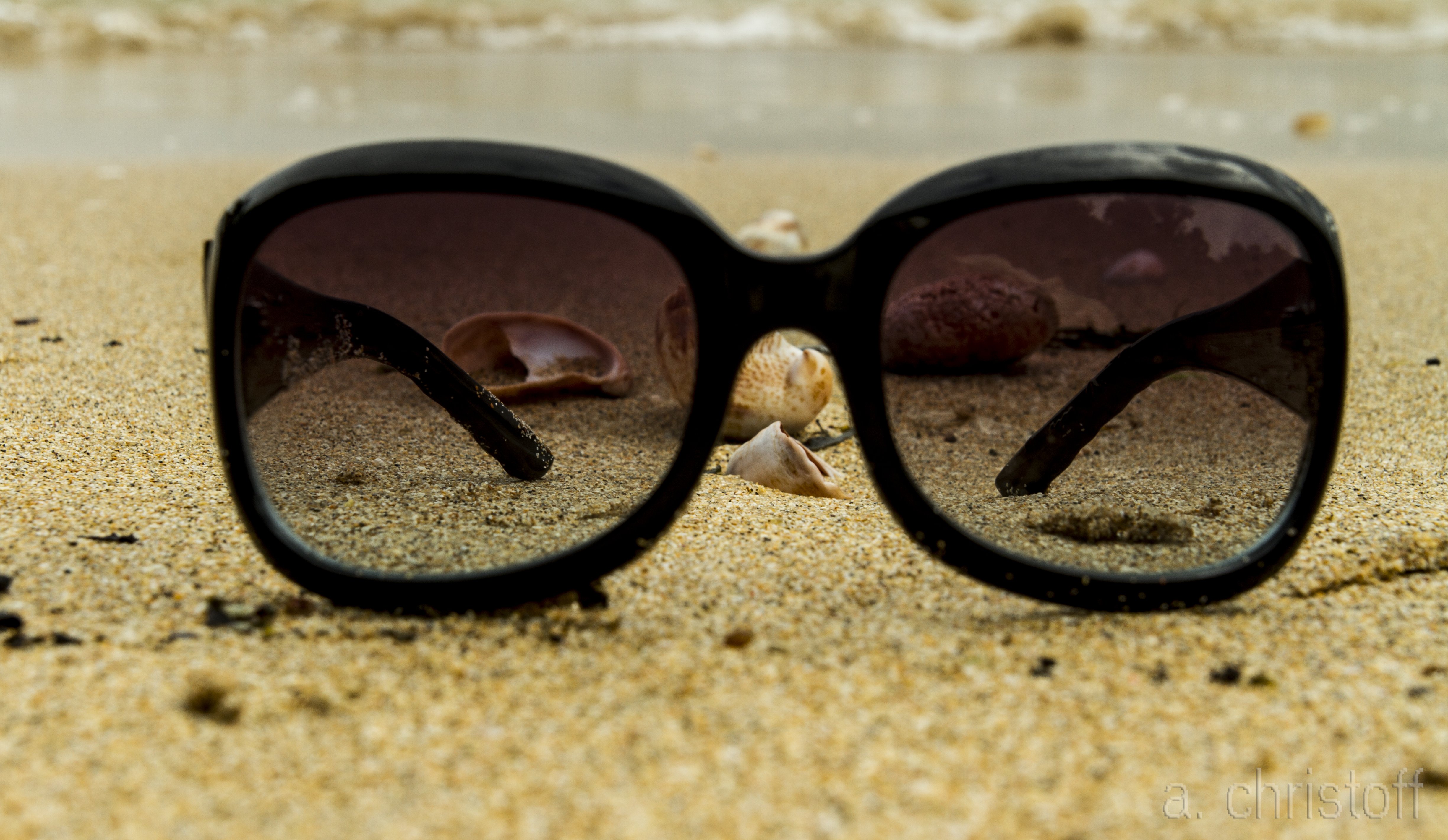 Лето на носу. Солнечные очки. Солнечные очки на песке. Пляжные очки. Пляжные солнечные очки.