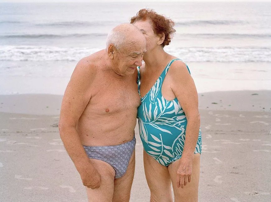 Полный снимок пожилой пары на пляже