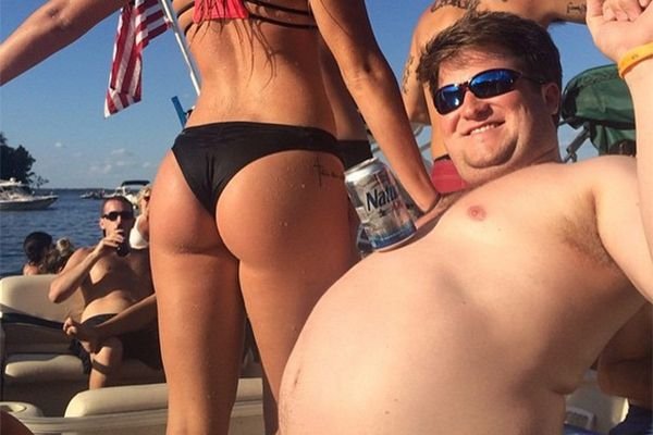 Мужчины с пивным животом на пляже