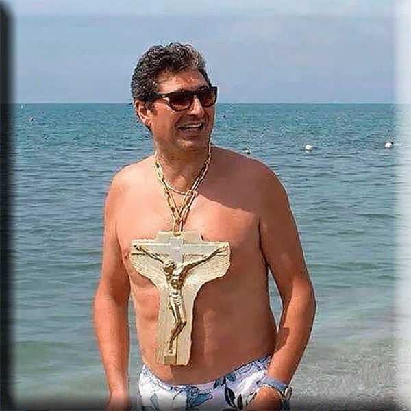 Мужчина с большим крестом