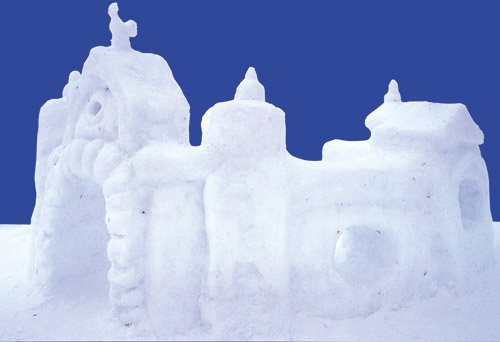 Снежная крепость на белом фоне