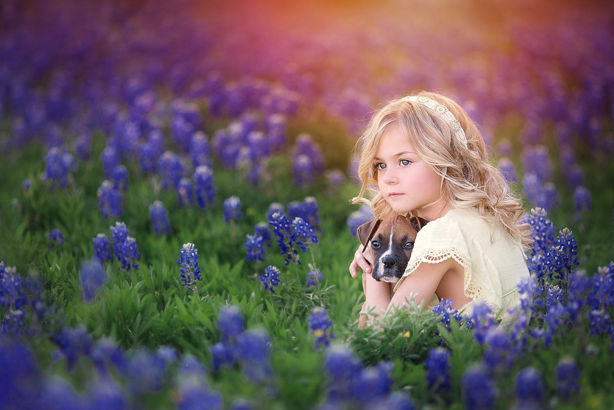 Люди любуются красивыми цветами. Девочка с цветами. Дети и природа. Девушка в цветочном поле. Девочка на природе.