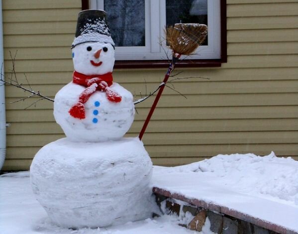 Снеговик возле дома