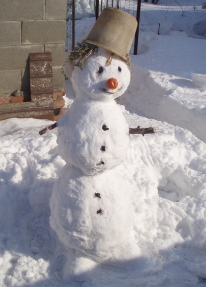 Снеговик во дворе