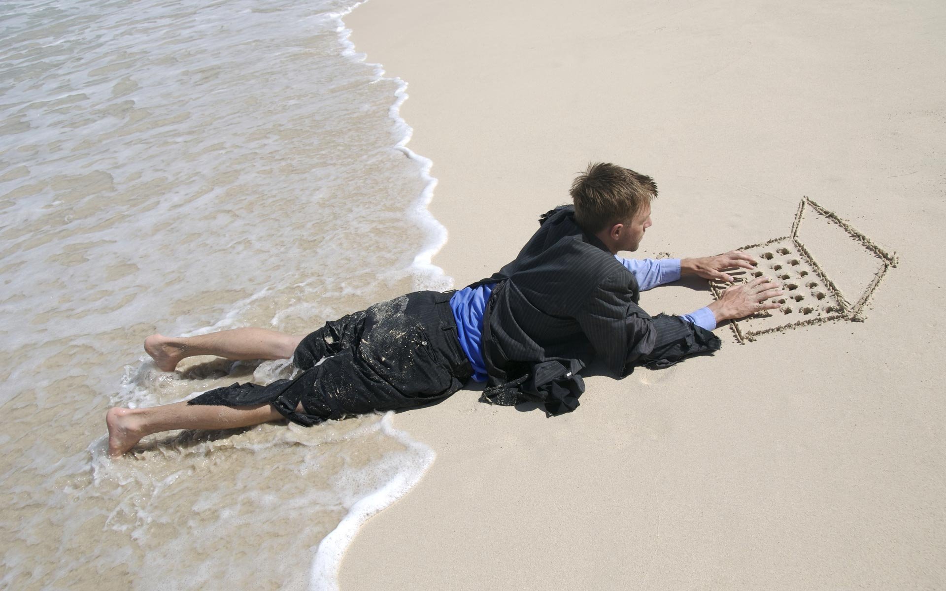 Отпуск учителей летом. Человек лежит на песке. Мужчина в отпуске. Человек без отпуска. Учитель на море.