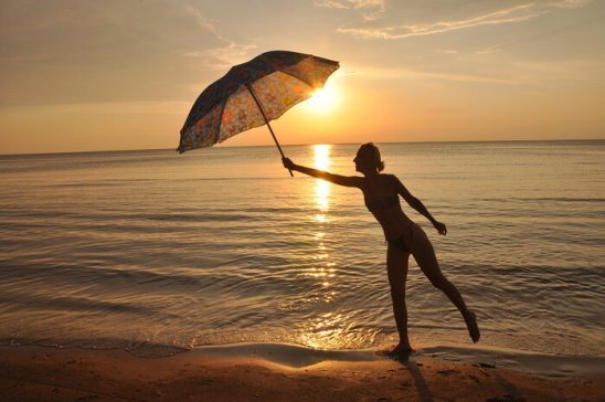Девушка с зонтиком у моря