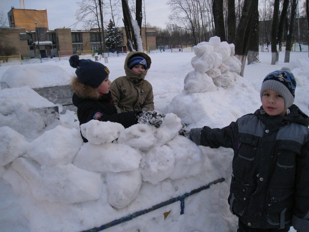 Г г снежков. Снежная крепость снежки. Снежная крепость в детском саду. Зимние постройки. Крепость из снега для детей.