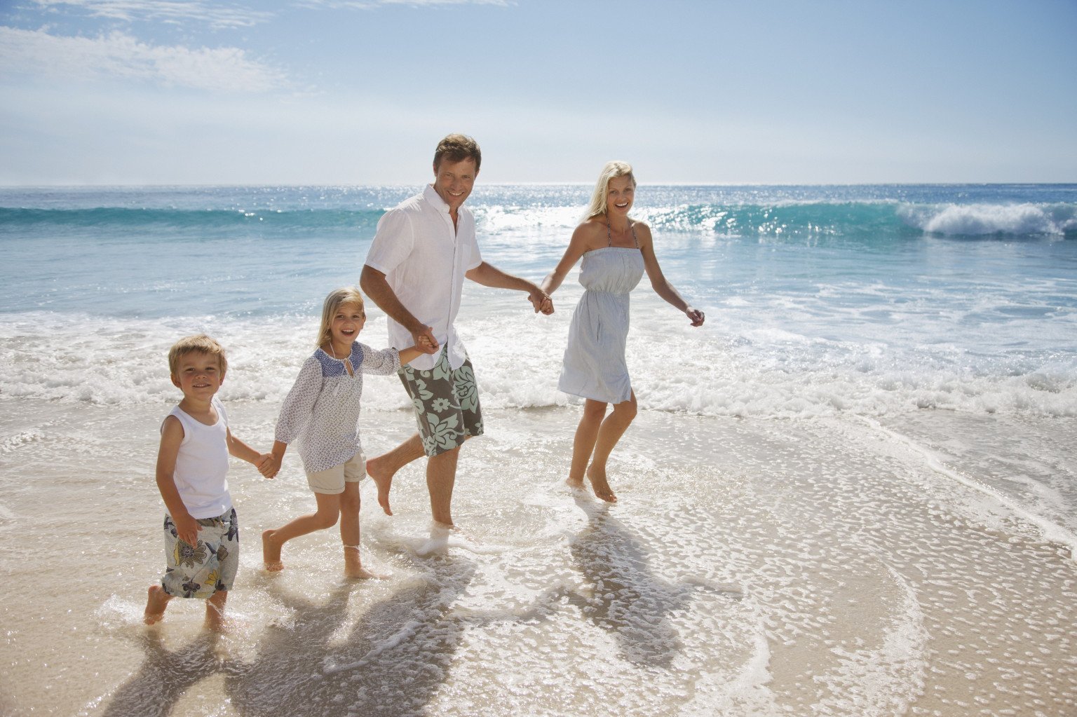 Мама папа на пляже. Семья на море. Счастливая семья на море. Семья на пляже. Дети на море.