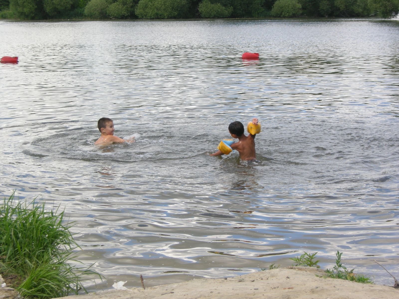 Ясна купается. Купание летом. Купаемся на речке. Река для детей. Детский пляж на реке.
