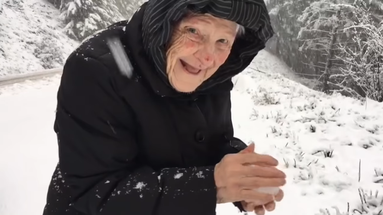 Радоваться бабушке. Бабушка снег. Бабка в снегу. Бабуля сугробе. Старуха в снегу.