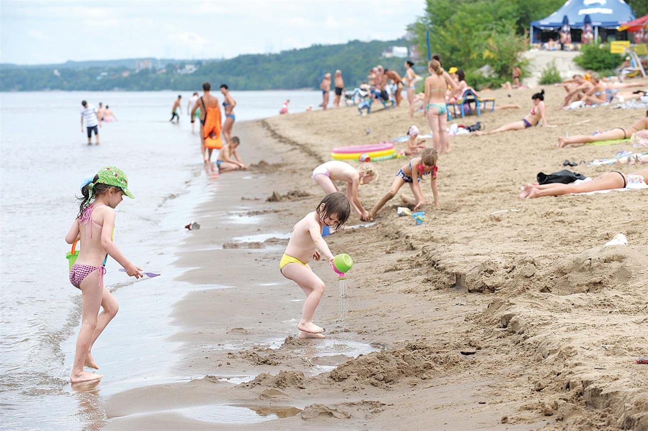 В лагере можно купаться. Детские пляжи. Купаются на пляже. Купание детей летом. Пляж на реке.