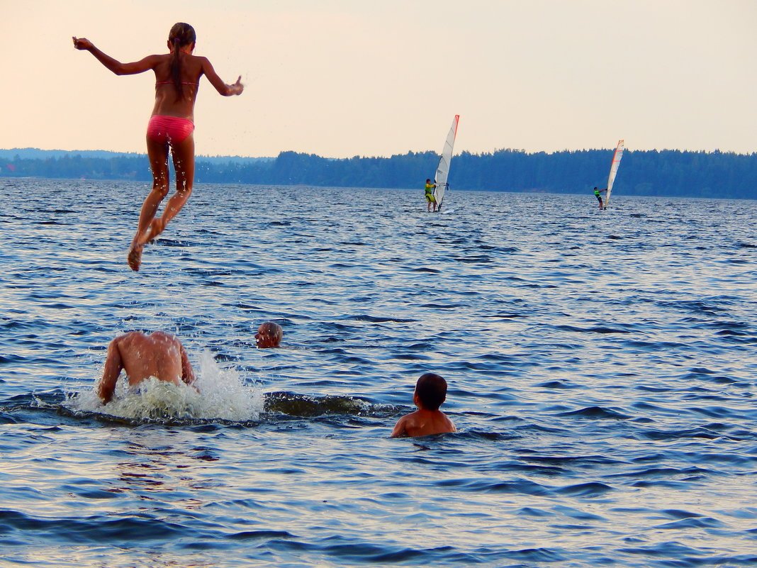 Дети купаются в озере. Лето купаться. Купание летом. Купаться летом. Пляж люди купаются.