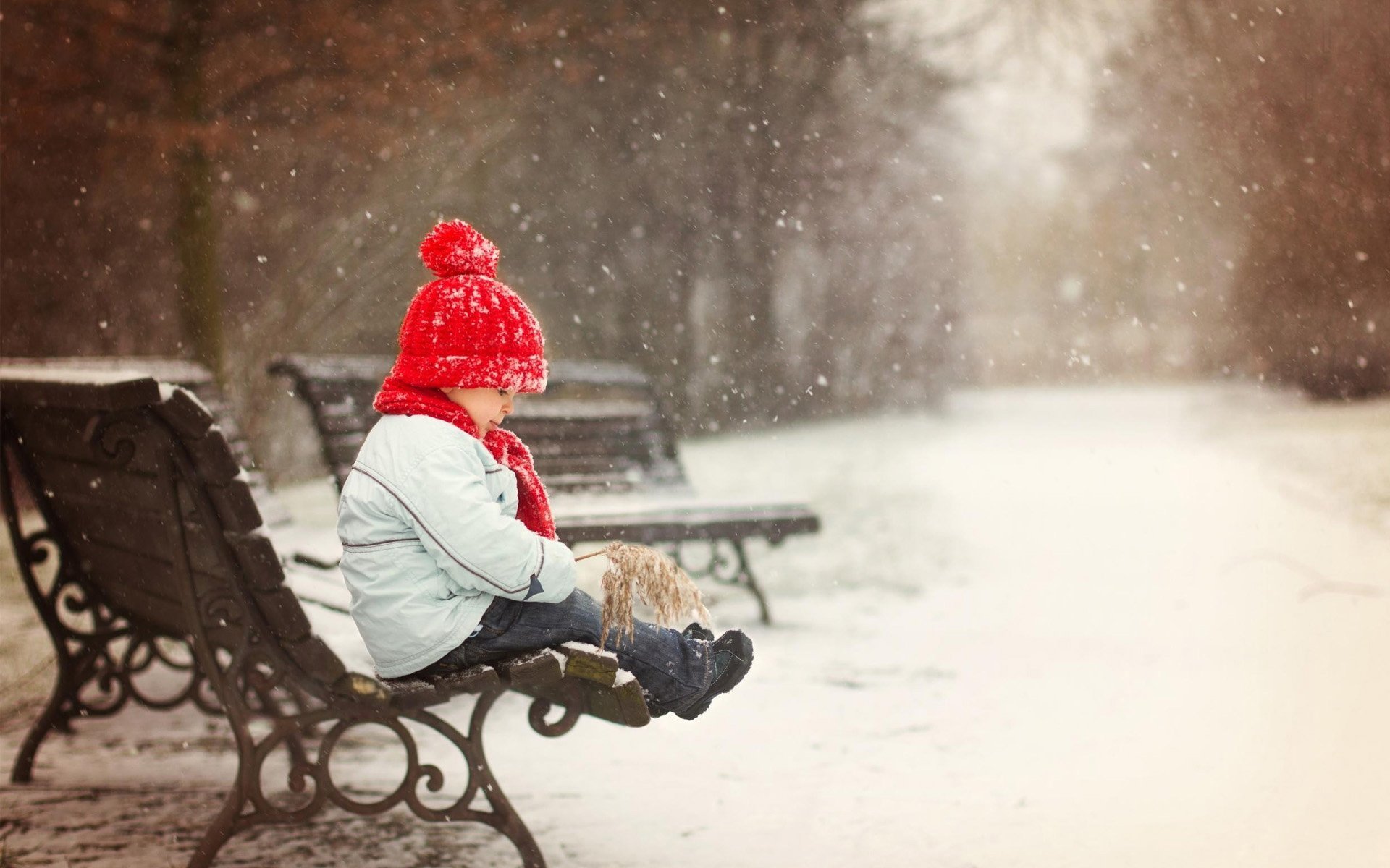 Сидит сугробе. Сидит на скамейке зимой. Люди зимой на скамейке. Зима одиночество. Парень на лавочке зимой.