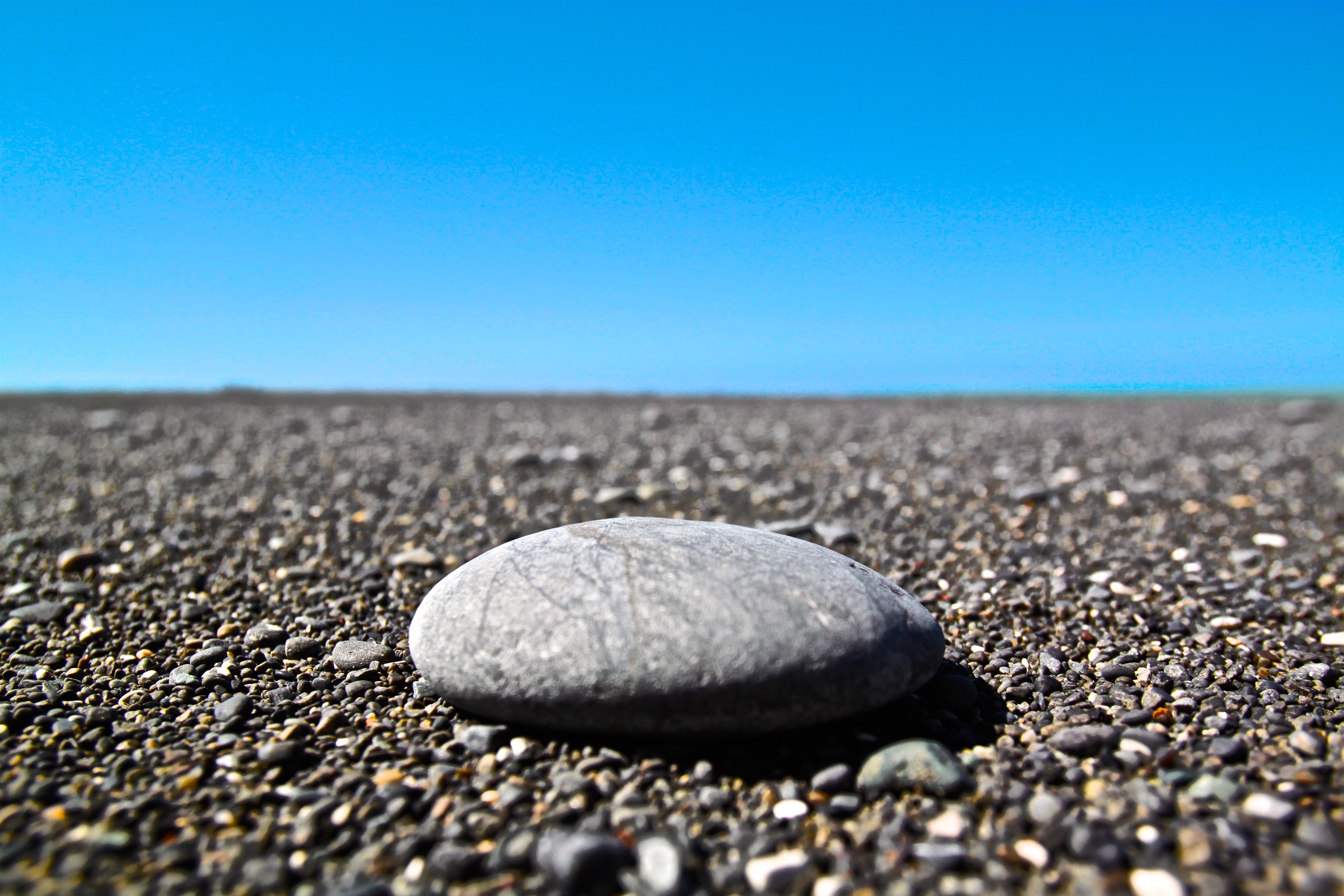 Huge round. Морские камни. Камни на пляже. Камни на Песчаном берегу моря. Море камни.