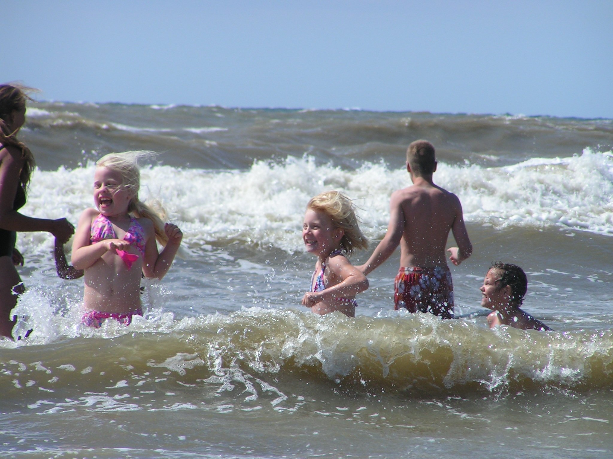 Мамы на нудиском пляже. Дети на море. Дети купаются в море. Детишки на пляже. Лето пляж дети.